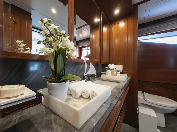 NEW WAVES Benetti Fast 140 - master cabin bathroom NEW WAVES Benetti Fast 140 - master cabin bathroom