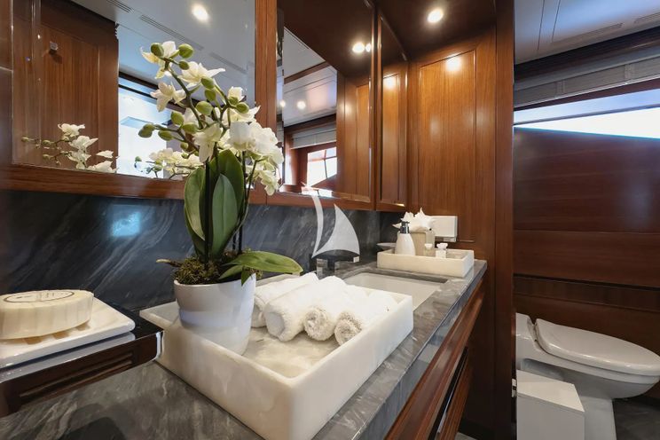 Charter Yacht NEW WAVES - Benetti Fast 140 - 5 Cabins - Monaco - Cannes - Nice - Antibes - St Tropez - French Riviera