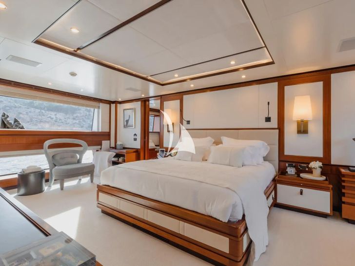 NEW WAVES Benetti Fast 140 - master cabin bed NEW WAVES Benetti Fast 140 - master cabin bed