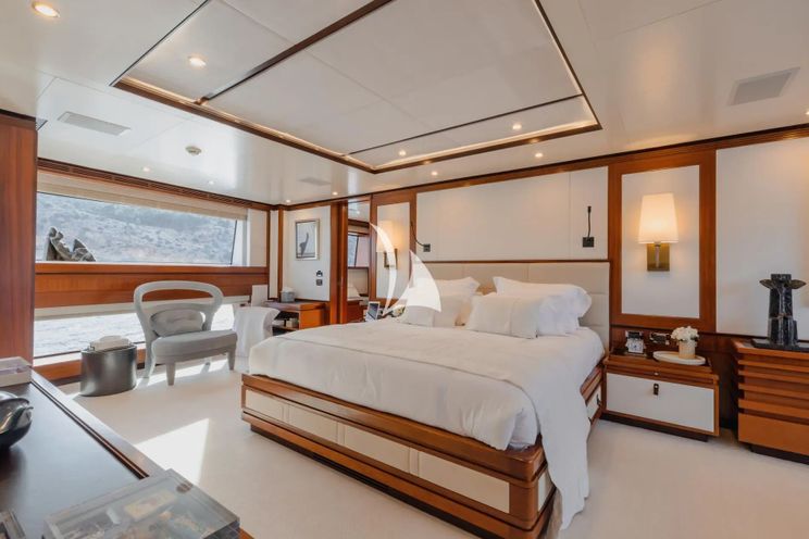 Charter Yacht NEW WAVES - Benetti Fast 140 - 5 Cabins - Monaco - Cannes - Nice - Antibes - St Tropez - French Riviera