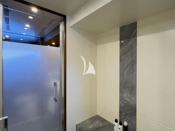 NEW WAVES Benetti Fast 140 - master cabin shower NEW WAVES Benetti Fast 140 - master cabin shower