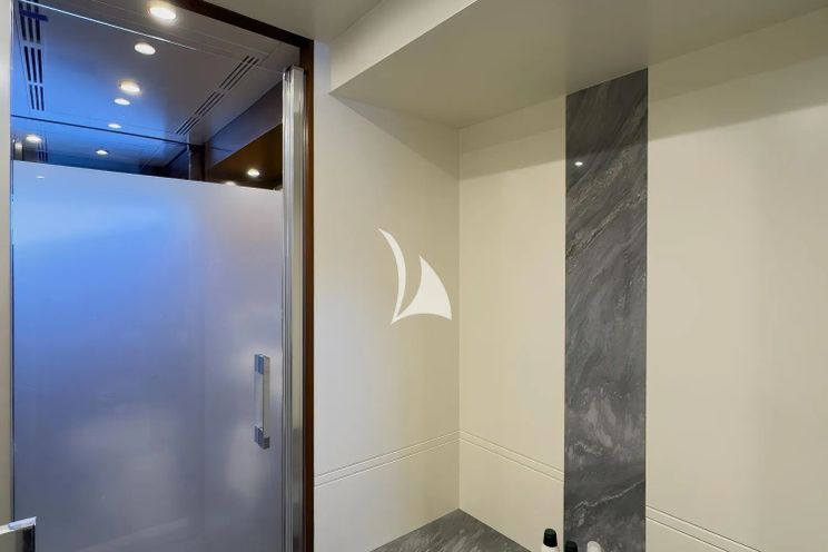 Charter Yacht NEW WAVES - Benetti Fast 140 - 5 Cabins - Monaco - Cannes - Nice - Antibes - St Tropez - French Riviera