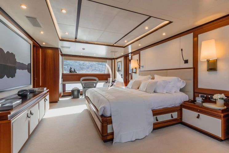 Charter Yacht NEW WAVES - Benetti Fast 140 - 5 Cabins - Monaco - Cannes - Nice - Antibes - St Tropez - French Riviera