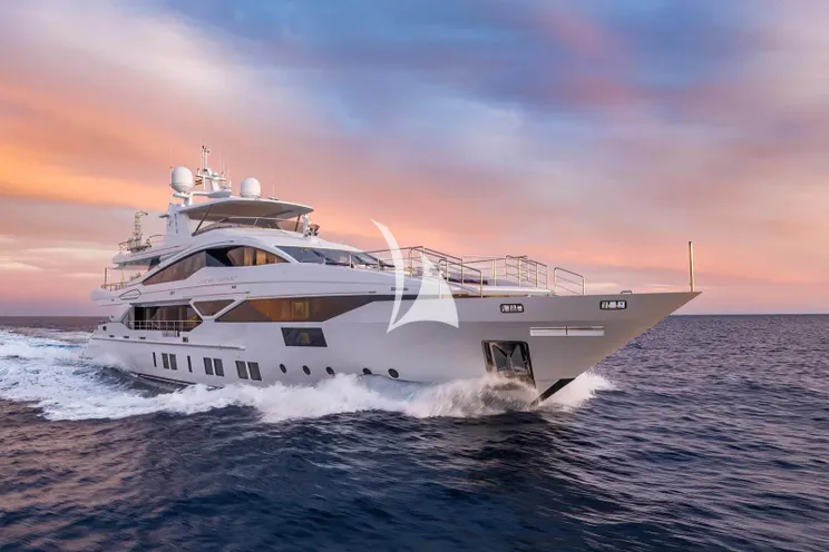 Charter Yacht NEW WAVES - Benetti Fast 140 - 5 Cabins - Monaco - Cannes - Nice - Antibes - St Tropez - French Riviera