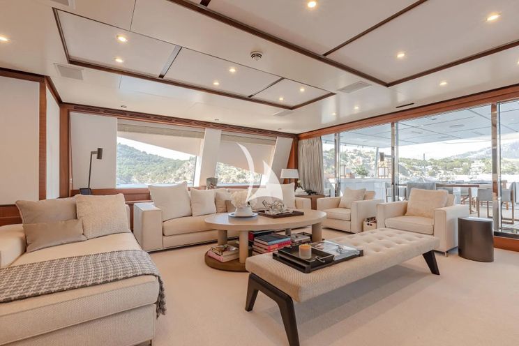 Charter Yacht NEW WAVES - Benetti Fast 140 - 5 Cabins - Monaco - Cannes - Nice - Antibes - St Tropez - French Riviera