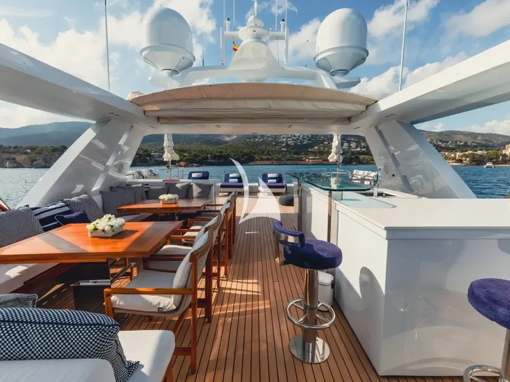 NEW WAVES Benetti Fast 140 - sun deck bar and dining area NEW WAVES Benetti Fast 140 - sun deck bar and dining area