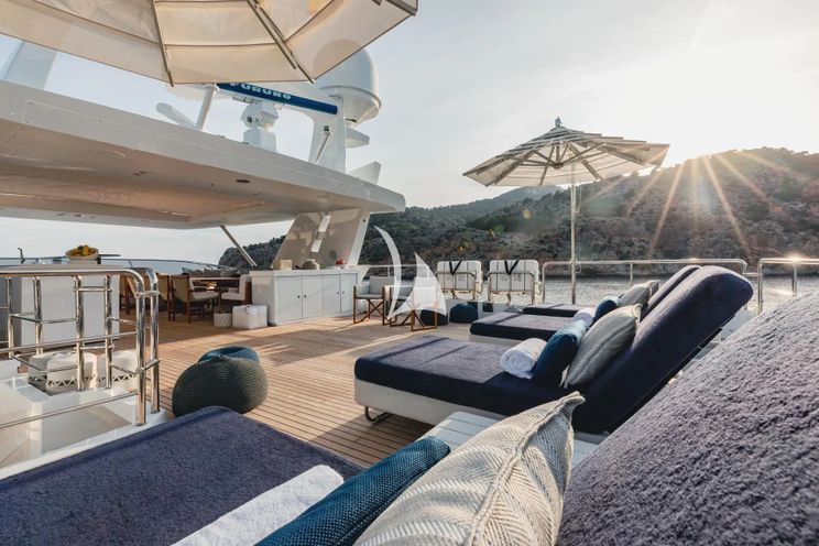 Charter Yacht NEW WAVES - Benetti Fast 140 - 5 Cabins - Monaco - Cannes - Nice - Antibes - St Tropez - French Riviera