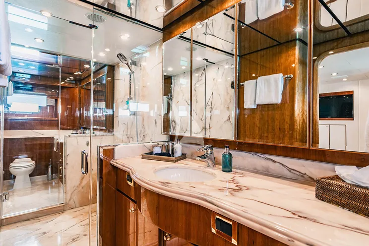 Charter Yacht NEXT CHAPTER - Hargrave 97 RPH - 4 Cabins - Nassau - Exumas - Bahamas
