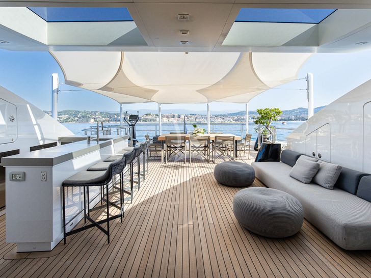 NEXT Columbus 40S flybridge seating with bar area NEXT Columbus 40S flybridge seating with bar area