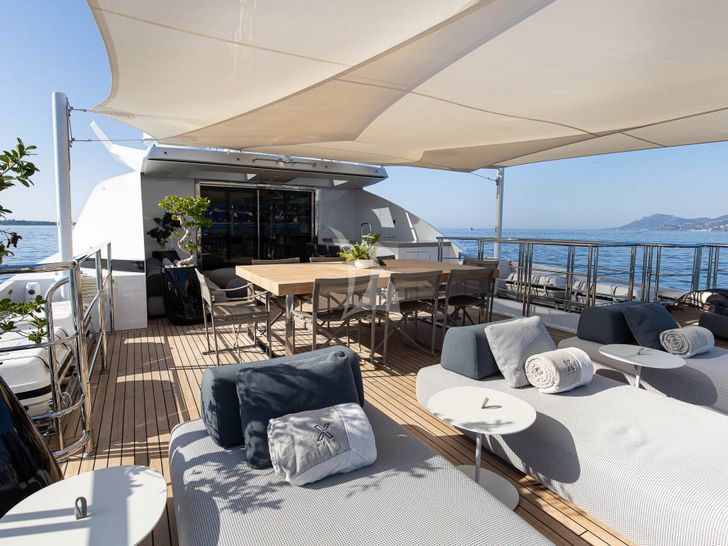 NEXT Columbus 40S flybridge NEXT Columbus 40S flybridge