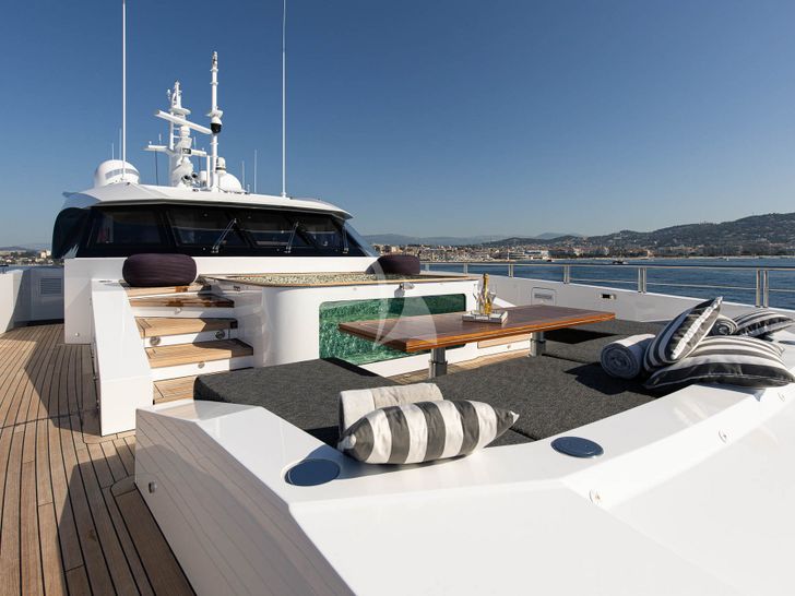 NEXT Columbus 40S foredeck with jacuzzi NEXT Columbus 40S foredeck with jacuzzi