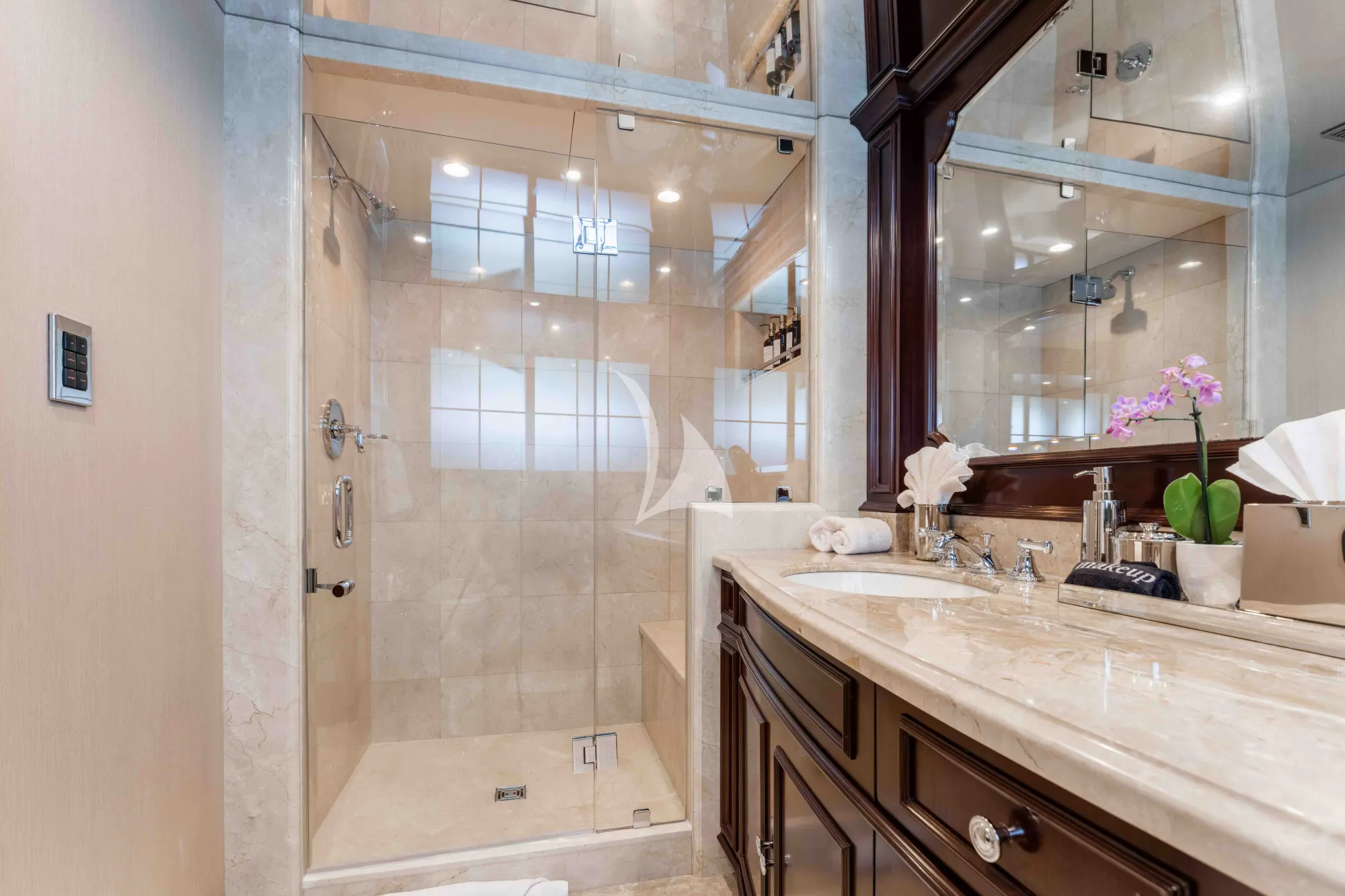 NICOLE EVELYN Cheoy Lee 38m - VIP cabin 1 bathroom