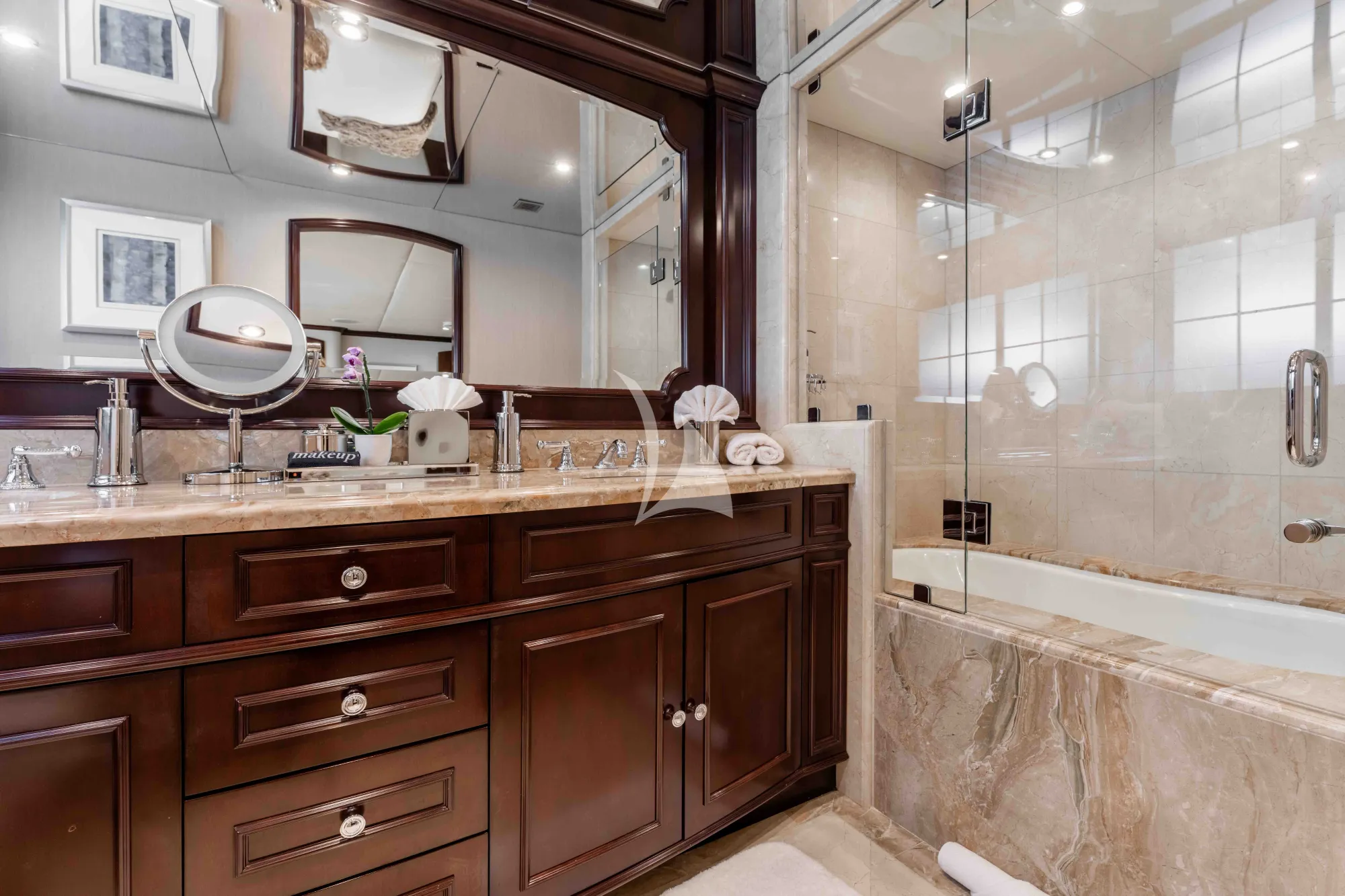 NICOLE EVELYN Cheoy Lee 38m - VIP cabin 2 bathroom