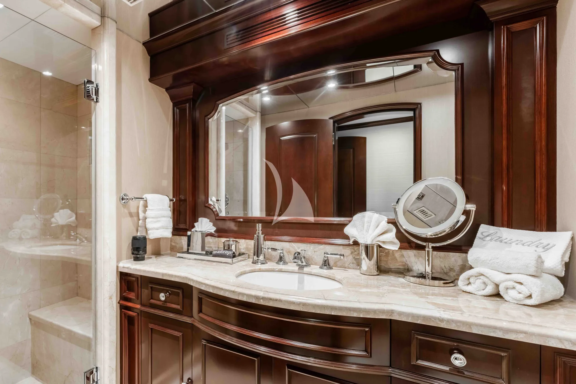 NICOLE EVELYN Cheoy Lee 38m - VIP cabin 3 bathroom