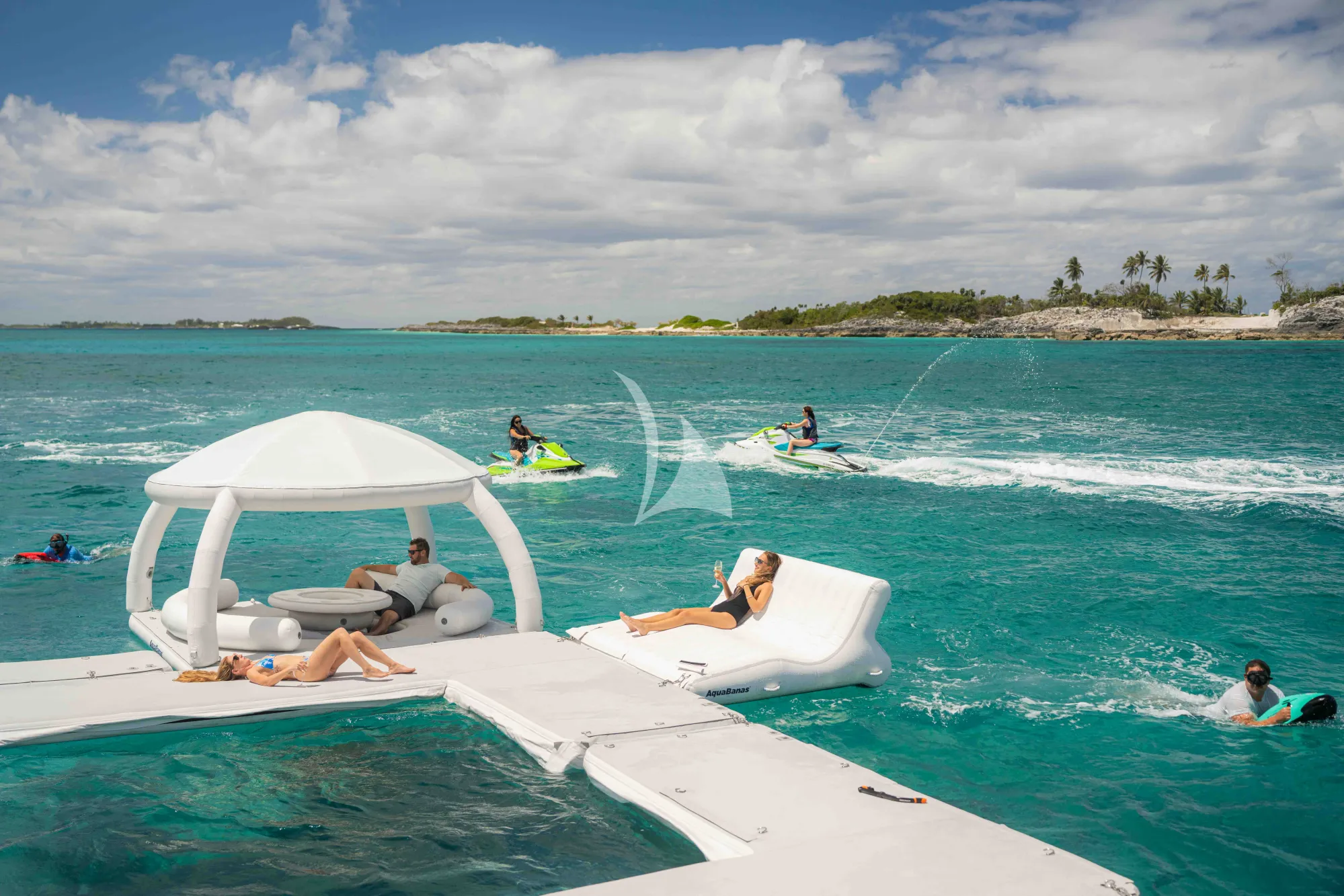 NICOLE EVELYN Cheoy Lee 38m - inflatable cabana