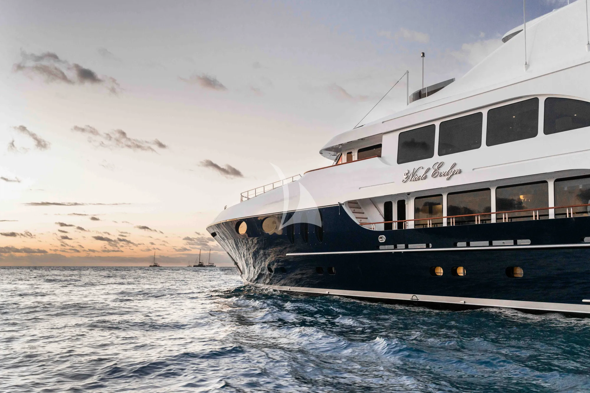 NICOLE EVELYN Cheoy Lee 38m - side hull