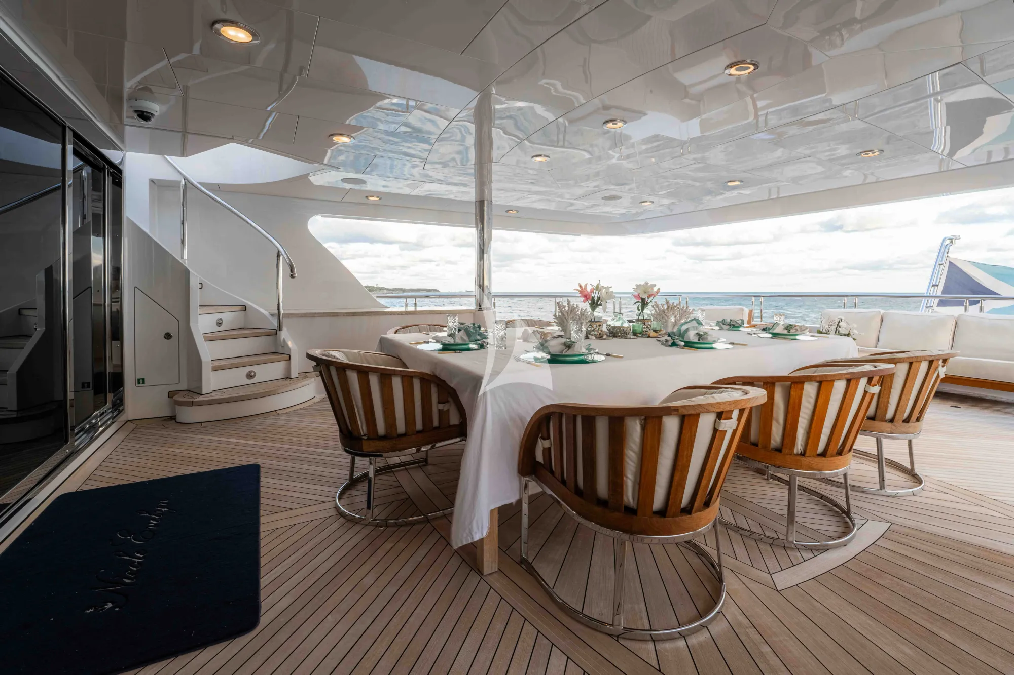 NICOLE EVELYN Cheoy Lee 38m - sky deck alfresco dining area