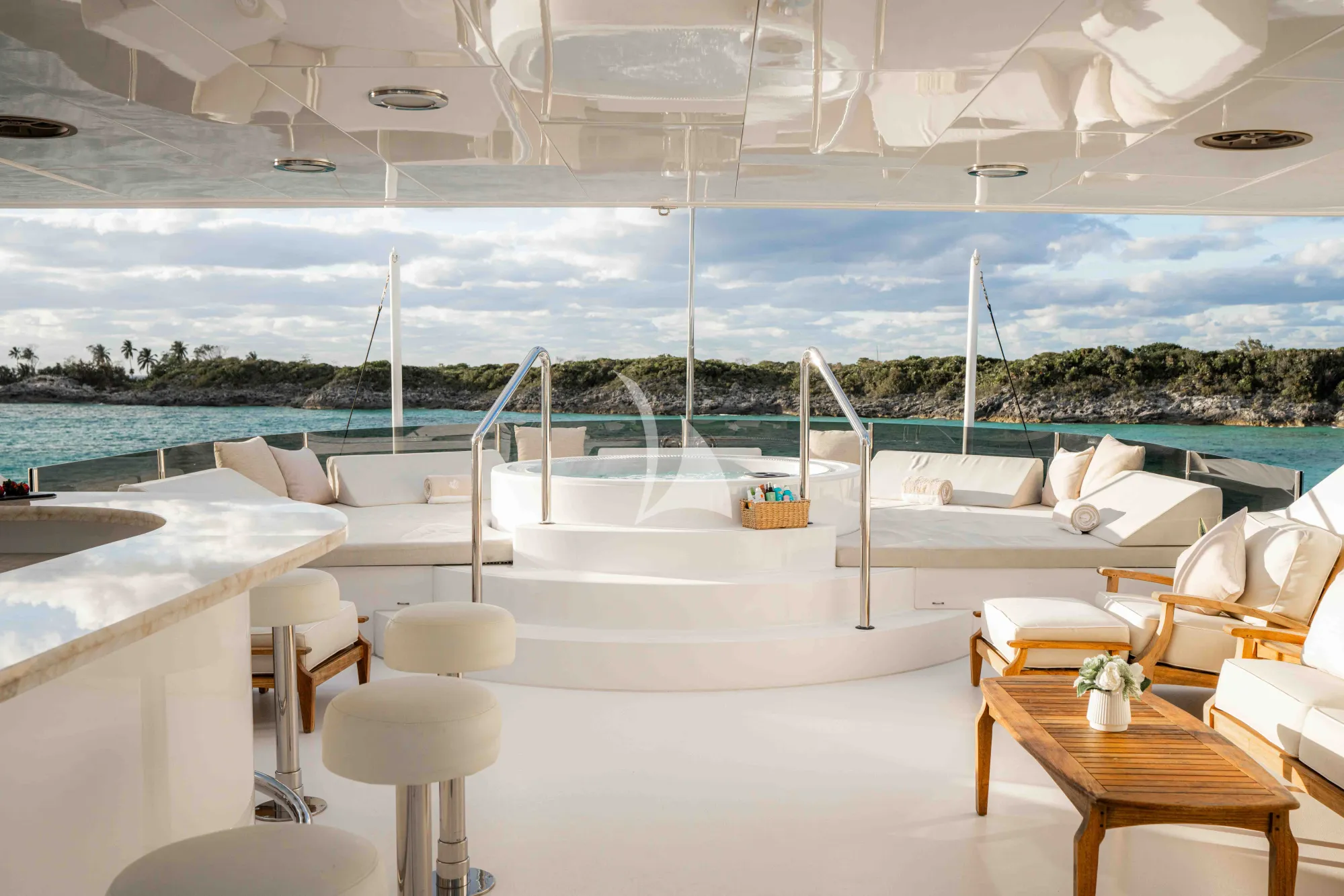 NICOLE EVELYN Cheoy Lee 38m - sundeck amenities