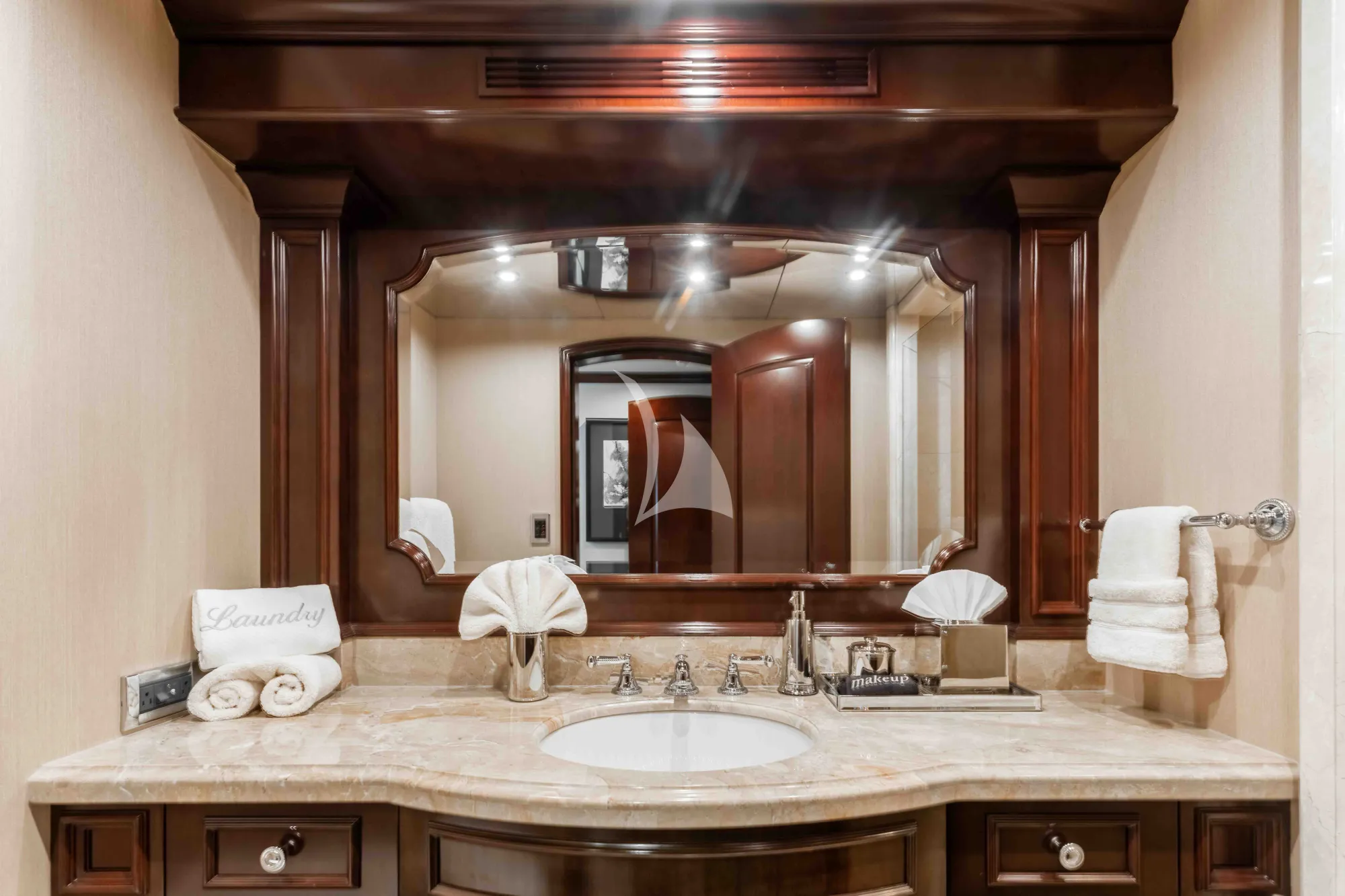 NICOLE EVELYN Cheoy Lee 38m - twin cabin bathroom