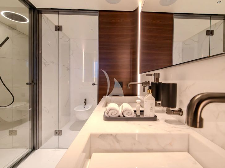 FURY II Columbus Atlantique 43m - master cabin bathroom FURY II Columbus Atlantique 43m - master cabin bathroom