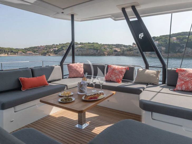 NIKA ONE Fountaine Pajot Samana 59 - flybridge seating NIKA ONE Fountaine Pajot Samana 59 - flybridge seating