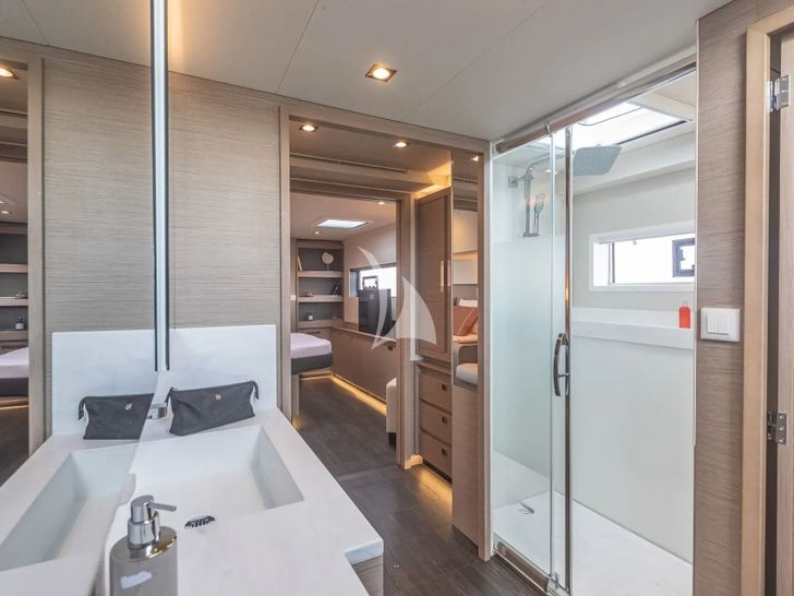 NIKA ONE Fountaine Pajot Samana 59 - master cabin bathroom NIKA ONE Fountaine Pajot Samana 59 - master cabin bathroom