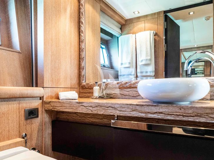NINO Cantieri Akhir 41 - VIP cabin bathroom NINO Cantieri Akhir 41 - VIP cabin bathroom