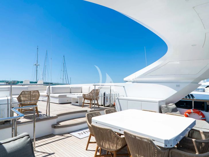 NINO Cantieri Akhir 41 - flybridge dining and lounging area NINO Cantieri Akhir 41 - flybridge dining and lounging area