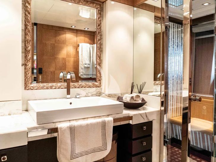 NINO Cantieri Akhir 41 - master cabin bathroom NINO Cantieri Akhir 41 - master cabin bathroom