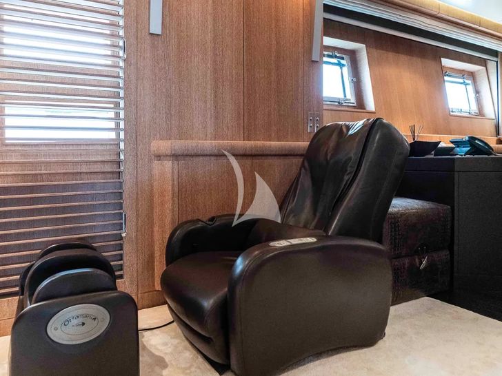 NINO Cantieri Akhir 41 - master cabin lazyboy NINO Cantieri Akhir 41 - master cabin lazyboy