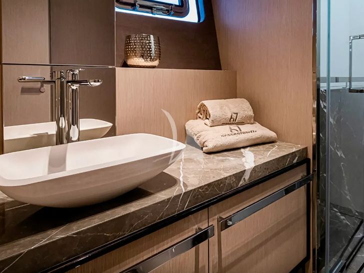 NIRVANA Cranchi Sessantasette 67 - master cabin bathroom NIRVANA Cranchi Sessantasette 67 - master cabin bathroom