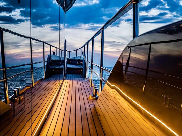 NIRVANA Cranchi Sessantasette 67 - side walkway NIRVANA Cranchi Sessantasette 67 - side walkway