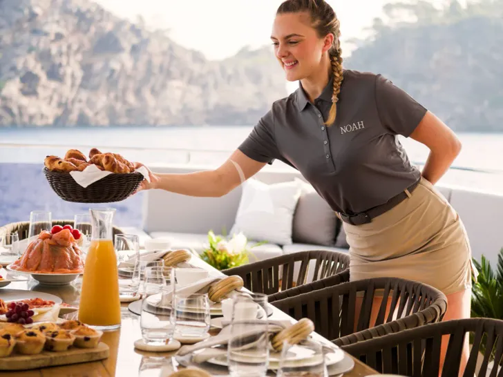 NOAH Sunseeker 131 - alfresco breakfast NOAH Sunseeker 131 - alfresco breakfast