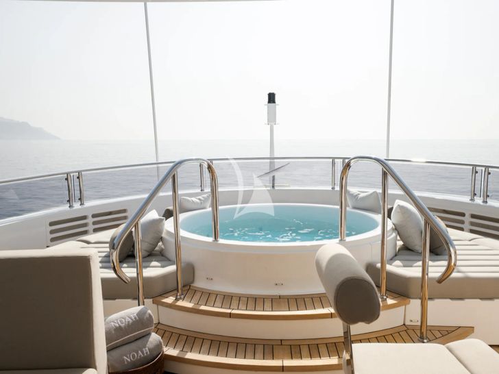 NOAH Sunseeker 131 - sun deck jacuzzi NOAH Sunseeker 131 - sun deck jacuzzi