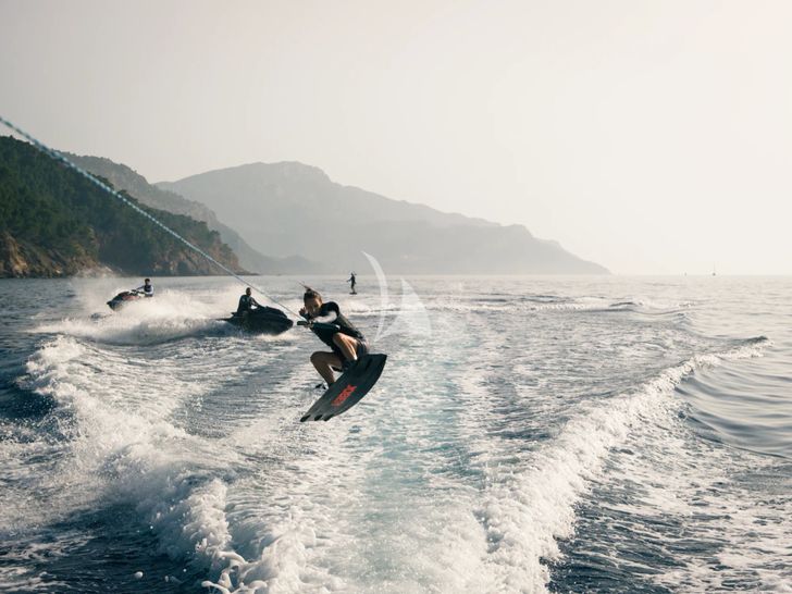 NOAH Sunseeker 131 - water skiing NOAH Sunseeker 131 - water skiing