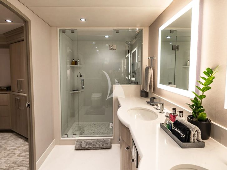 NO BAD IDEAS Trinity 150 - VIP cabin 2 bathroom NO BAD IDEAS Trinity 150 - VIP cabin 2 bathroom