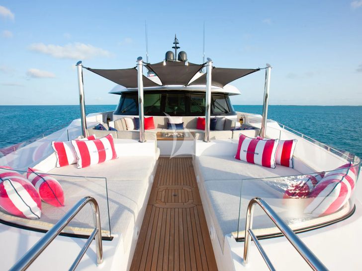 NO BAD IDEAS Trinity 150 - foredeck lounge and bronzing area NO BAD IDEAS Trinity 150 - foredeck lounge and bronzing area