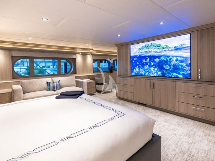 NO BAD IDEAS Trinity 150 - master cabin TV NO BAD IDEAS Trinity 150 - master cabin TV
