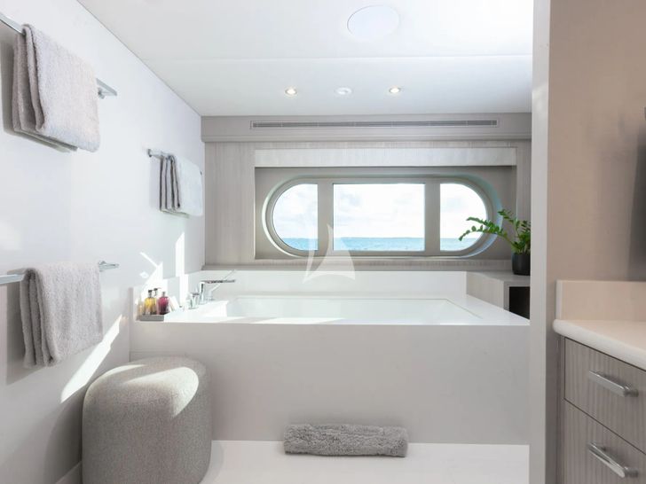 NO BAD IDEAS Trinity 150 - master cabin bath tub NO BAD IDEAS Trinity 150 - master cabin bath tub