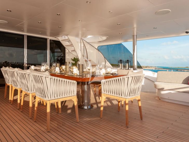 NO BAD IDEAS Trinity 150 - sky deck alfresco dining area NO BAD IDEAS Trinity 150 - sky deck alfresco dining area