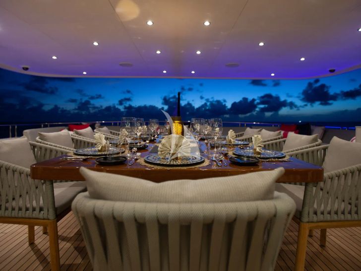 NO BAD IDEAS Trinity 150 - sky deck alfresco dining set up NO BAD IDEAS Trinity 150 - sky deck alfresco dining set up