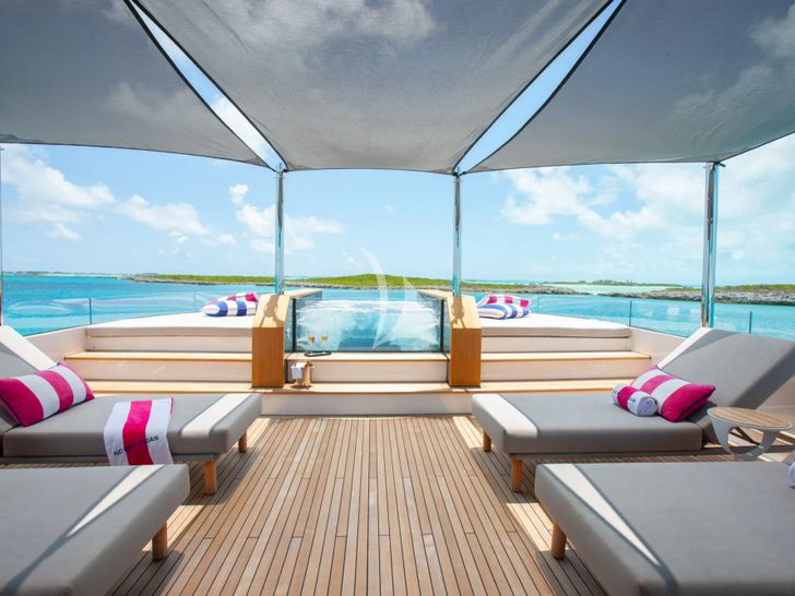NO BAD IDEAS Trinity 150 - sundeck jacuzzi and sun beds NO BAD IDEAS Trinity 150 - sundeck jacuzzi and sun beds