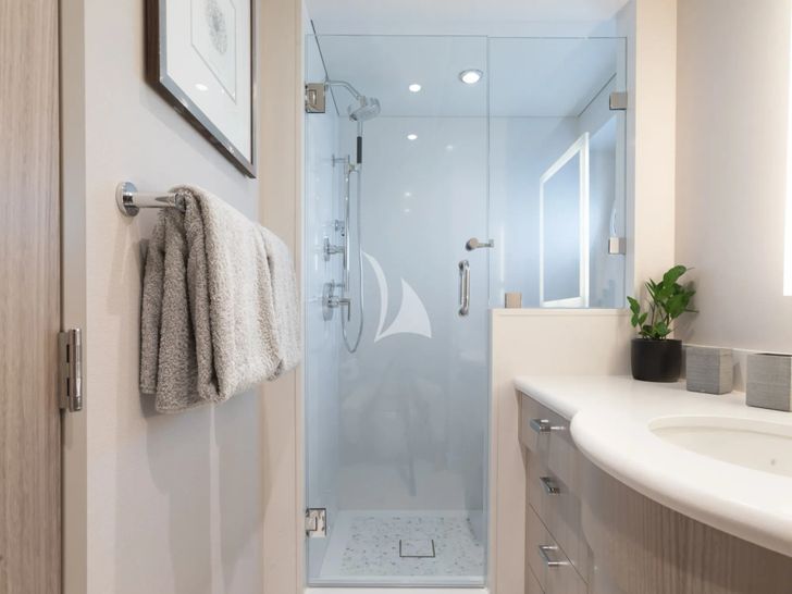 NO BAD IDEAS Trinity 150 - twin cabin bathroom NO BAD IDEAS Trinity 150 - twin cabin bathroom