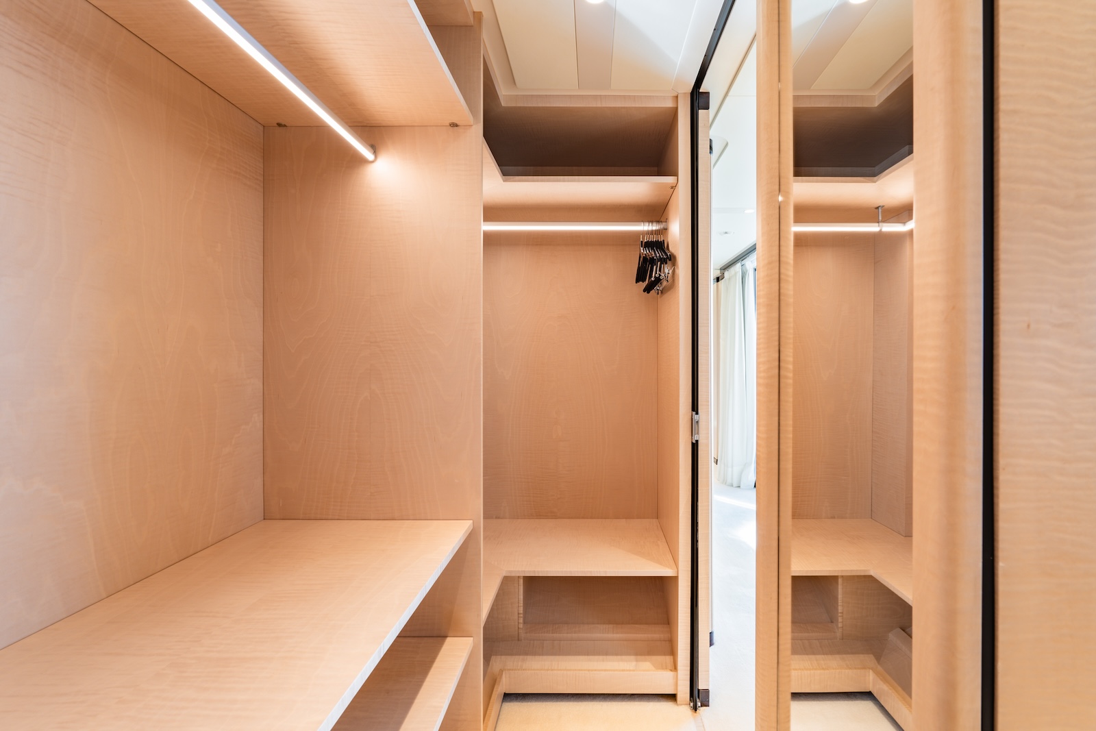 NOCTURNE Benetti B.Now 50m - master cabin walk in closet