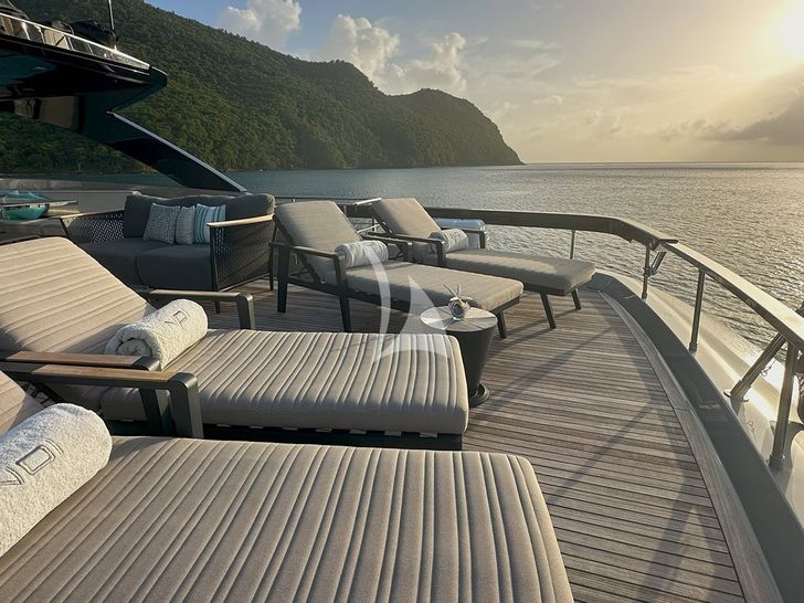 NOI Riva Argo 90 flybridge sun beds