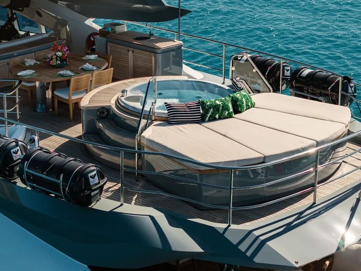 NORMA JEAN Palmer Johnson Sundeck Jacuzzi NORMA JEAN Palmer Johnson Sundeck Jacuzzi