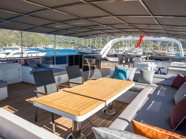 NORTH WIND Sokmen Kardesler 44m - flybridge seating and dining NORTH WIND Sokmen Kardesler 44m - flybridge seating and dining