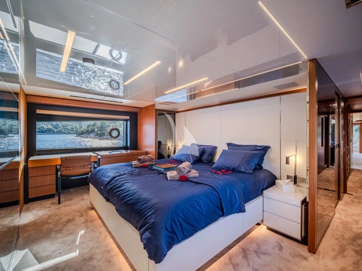 NO STRESS 888 Riva Corsaro 100 - VIP cabin 2 NO STRESS 888 Riva Corsaro 100 - VIP cabin 2