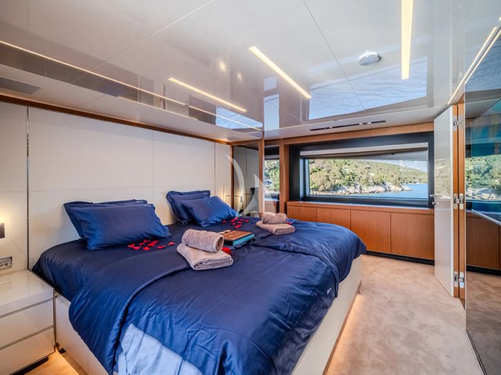 NO STRESS 888 Riva Corsaro 100 - VIP cabin 3 NO STRESS 888 Riva Corsaro 100 - VIP cabin 3