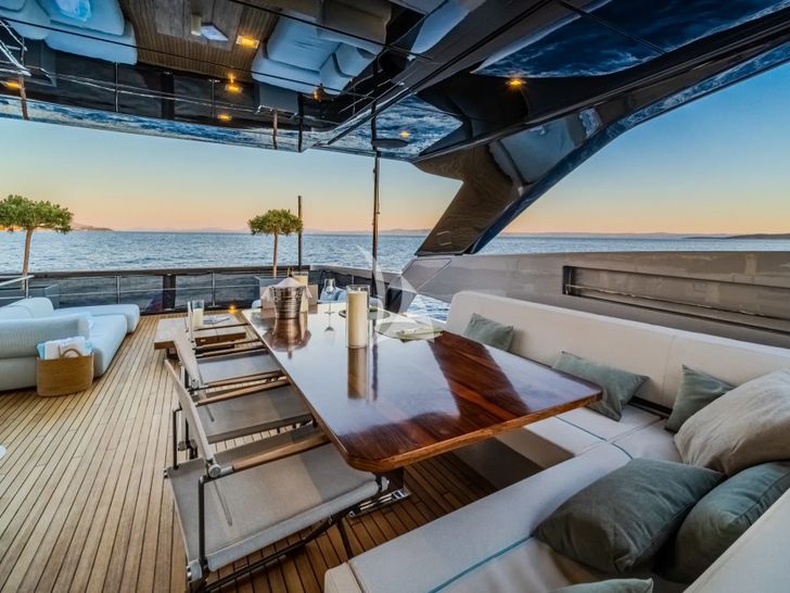 NO STRESS 888 Riva Corsaro 100 - flybridge dining area NO STRESS 888 Riva Corsaro 100 - flybridge dining area
